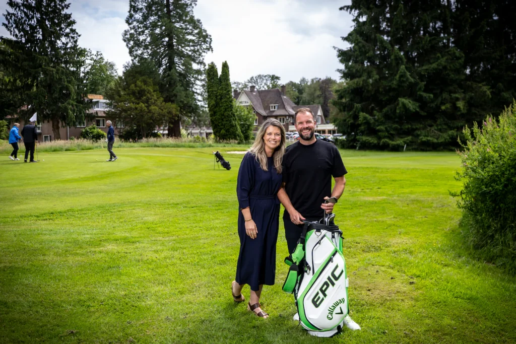 De 9 Holes Golfbaan Is Een Hit Bij Hotel T Kruisselt Veel Pensionados Maar Ook Ander Golfliefhebbers Maken Er Gebruik Van Op De Foto Linda Piening En Jeroen Kampman (1)